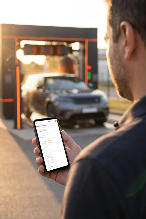 Dono de lava rápido acompanhando as vendas no dashboard UPWASH pelo celular